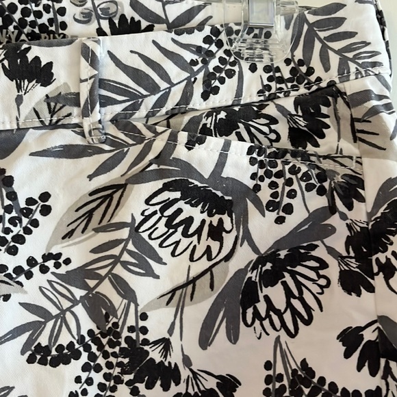 Old Navy Pixie Stretch Shorts 3” Inseam White Gray Floral 8 - Picture 2 of 5